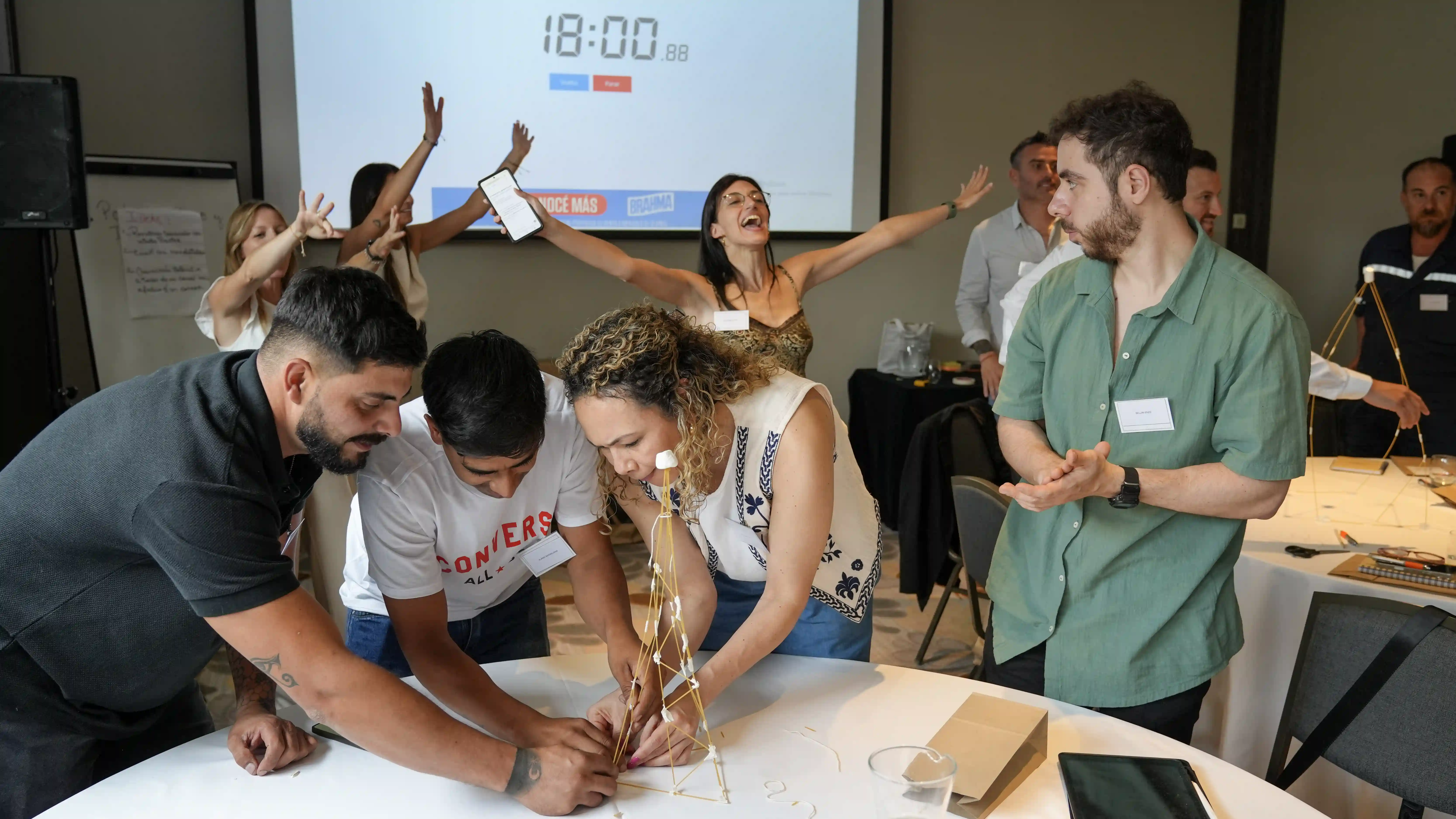 Equipo de trabajo realizando dinámicas de liderazgo y capacitación en empresas facilitadas por Eliana Polifrone.